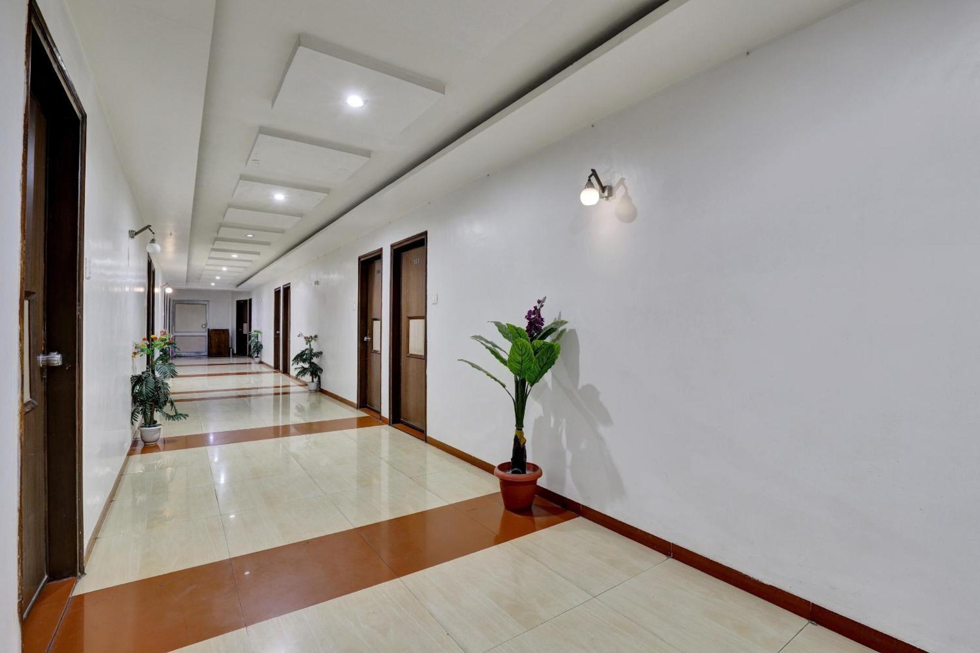 Collection O 82926 Hotel Royal Plaza Ahmedabad Bagian luar foto