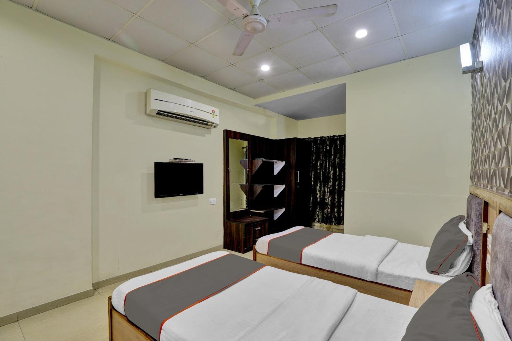 Collection O 82926 Hotel Royal Plaza Ahmedabad Bagian luar foto