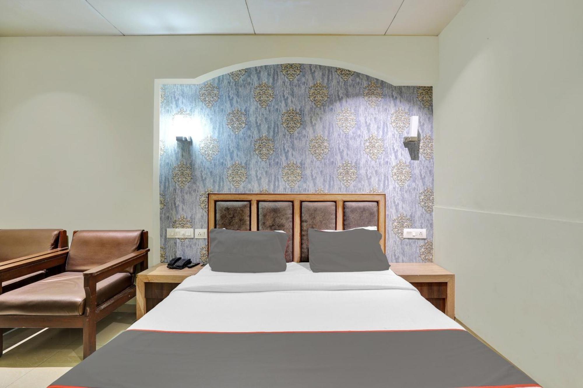 Collection O 82926 Hotel Royal Plaza Ahmedabad Bagian luar foto