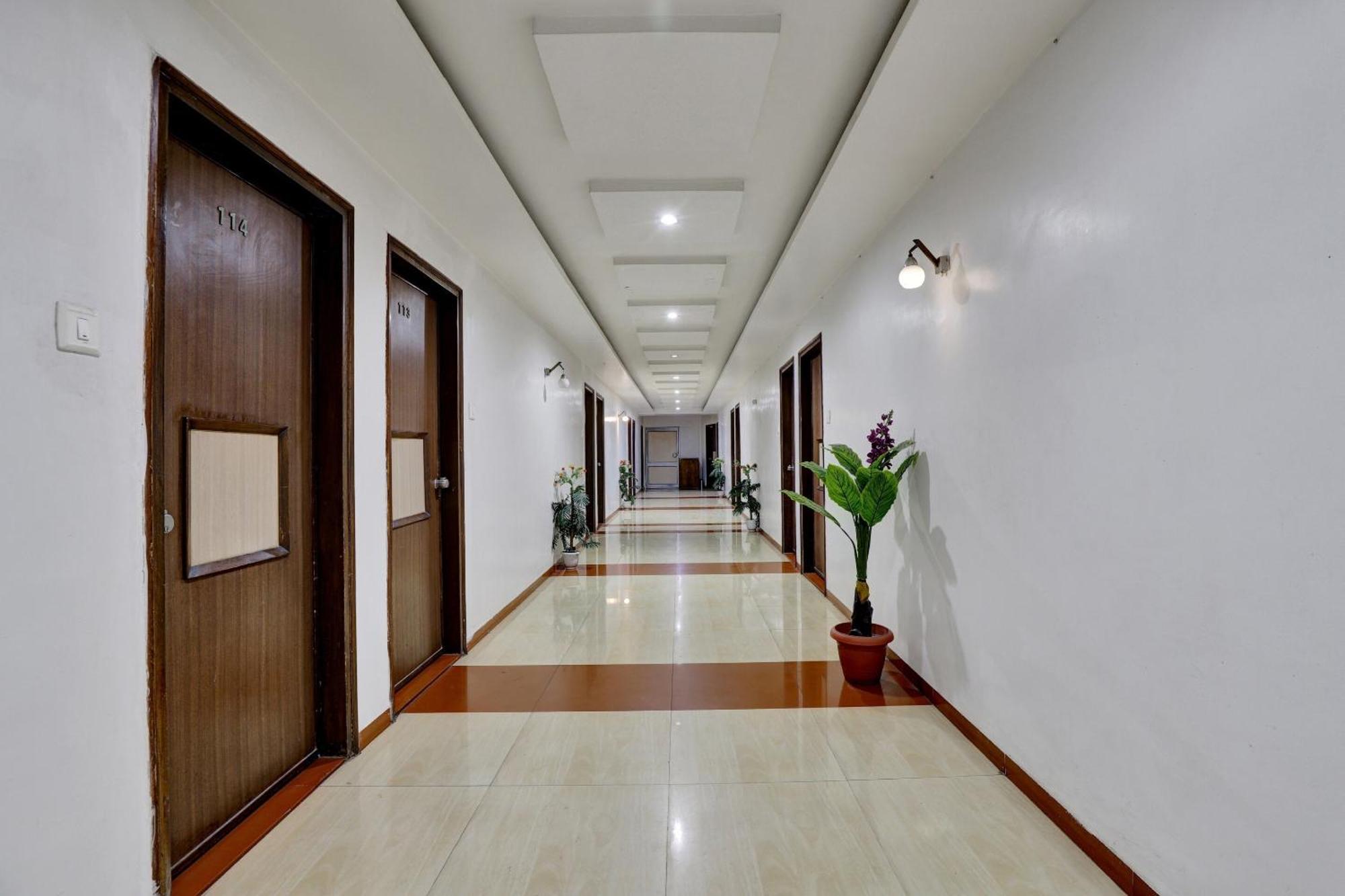 Collection O 82926 Hotel Royal Plaza Ahmedabad Bagian luar foto