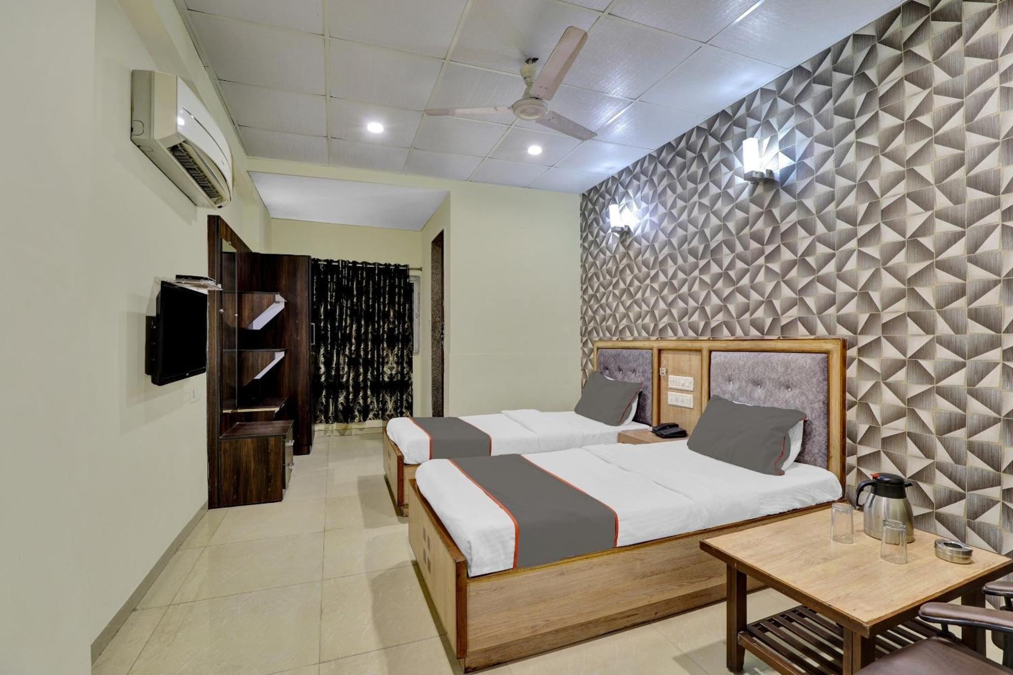 Collection O 82926 Hotel Royal Plaza Ahmedabad Bagian luar foto
