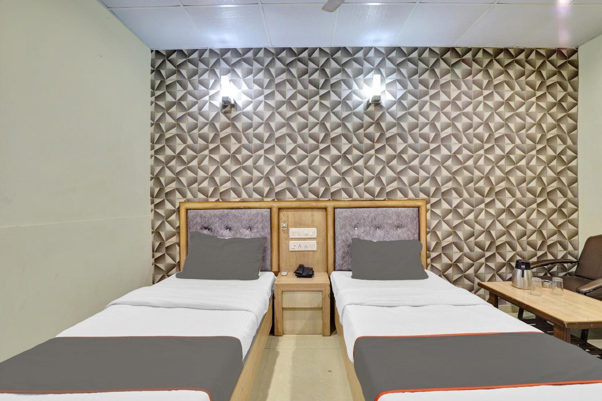 Collection O 82926 Hotel Royal Plaza Ahmedabad Bagian luar foto