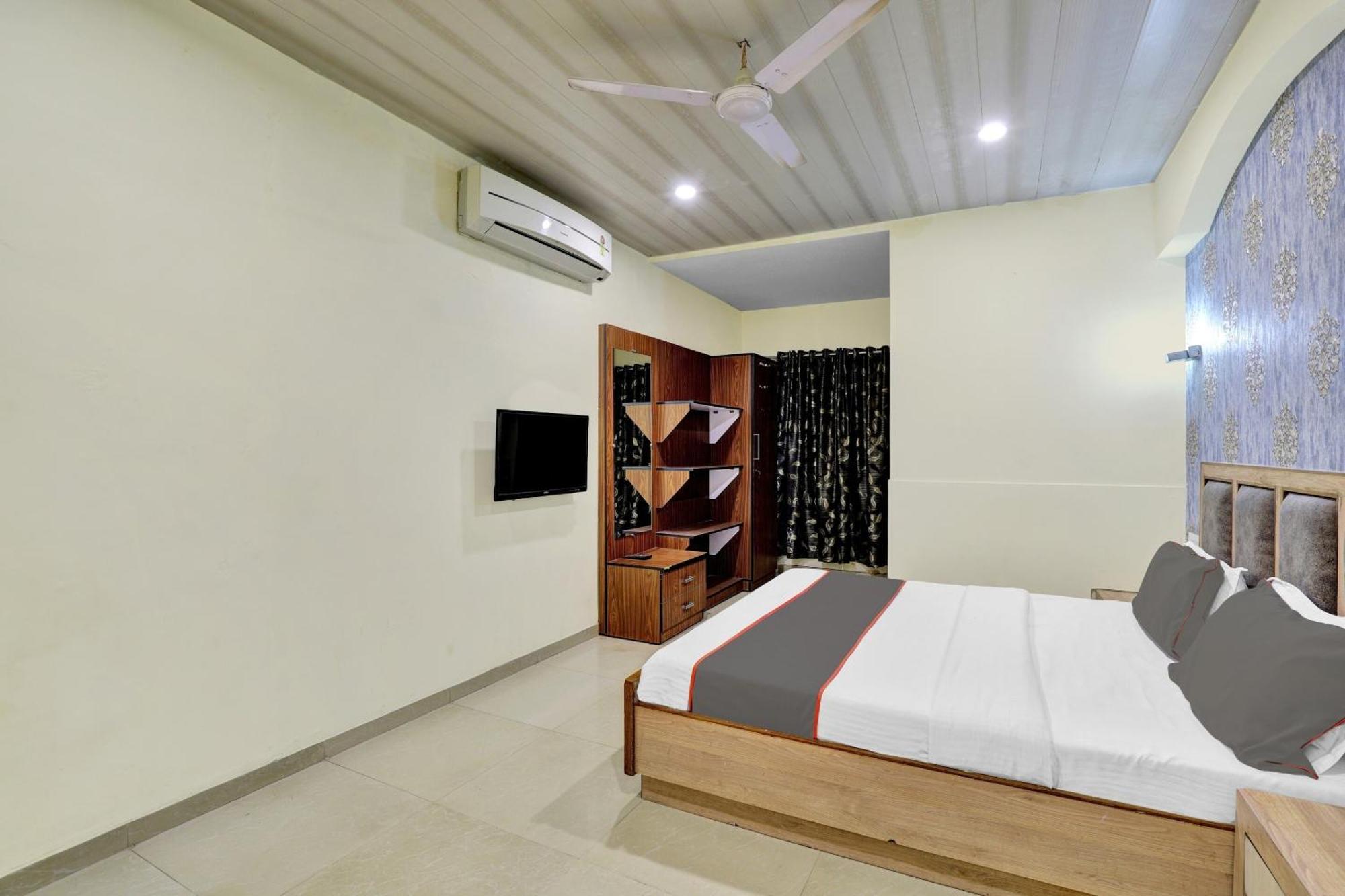 Collection O 82926 Hotel Royal Plaza Ahmedabad Bagian luar foto