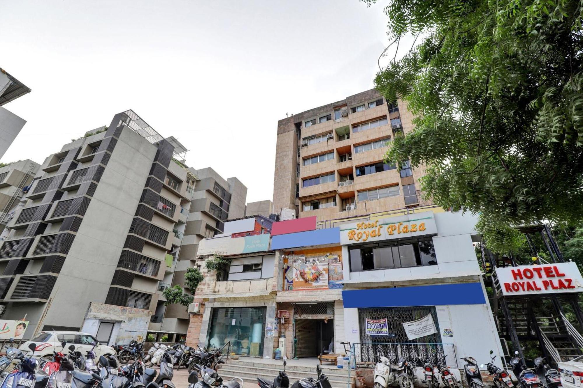 Collection O 82926 Hotel Royal Plaza Ahmedabad Bagian luar foto